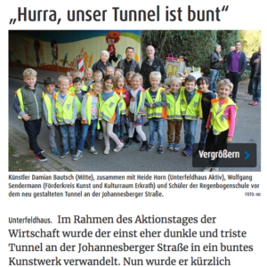 Gruppe von Schulkindern vor dem neu gestaltetem Tunnel in Unterfeldhaus